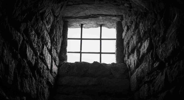 Einbruchschutz am Kellerfenster wird häufig unterschätzt, lässt sich aber einfach nachrüsten