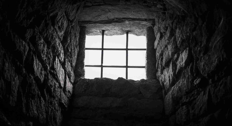 Einbruchschutz am Kellerfenster wird häufig unterschätzt, lässt sich aber einfach nachrüsten